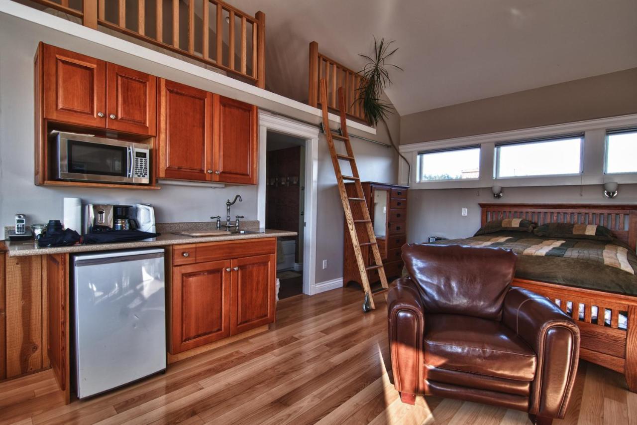 Birds Of A Feather Victoria Oceanfront Studio Suites Colwood Esterno foto