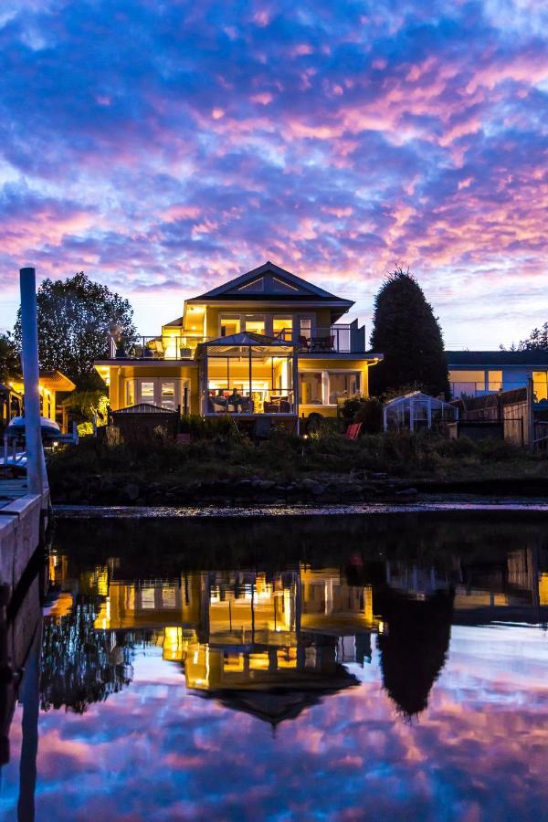 Birds Of A Feather Victoria Oceanfront Studio Suites Colwood Esterno foto