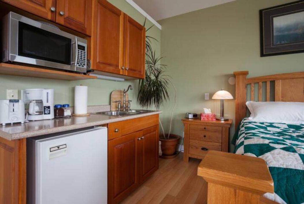 Birds Of A Feather Victoria Oceanfront Studio Suites Colwood Esterno foto