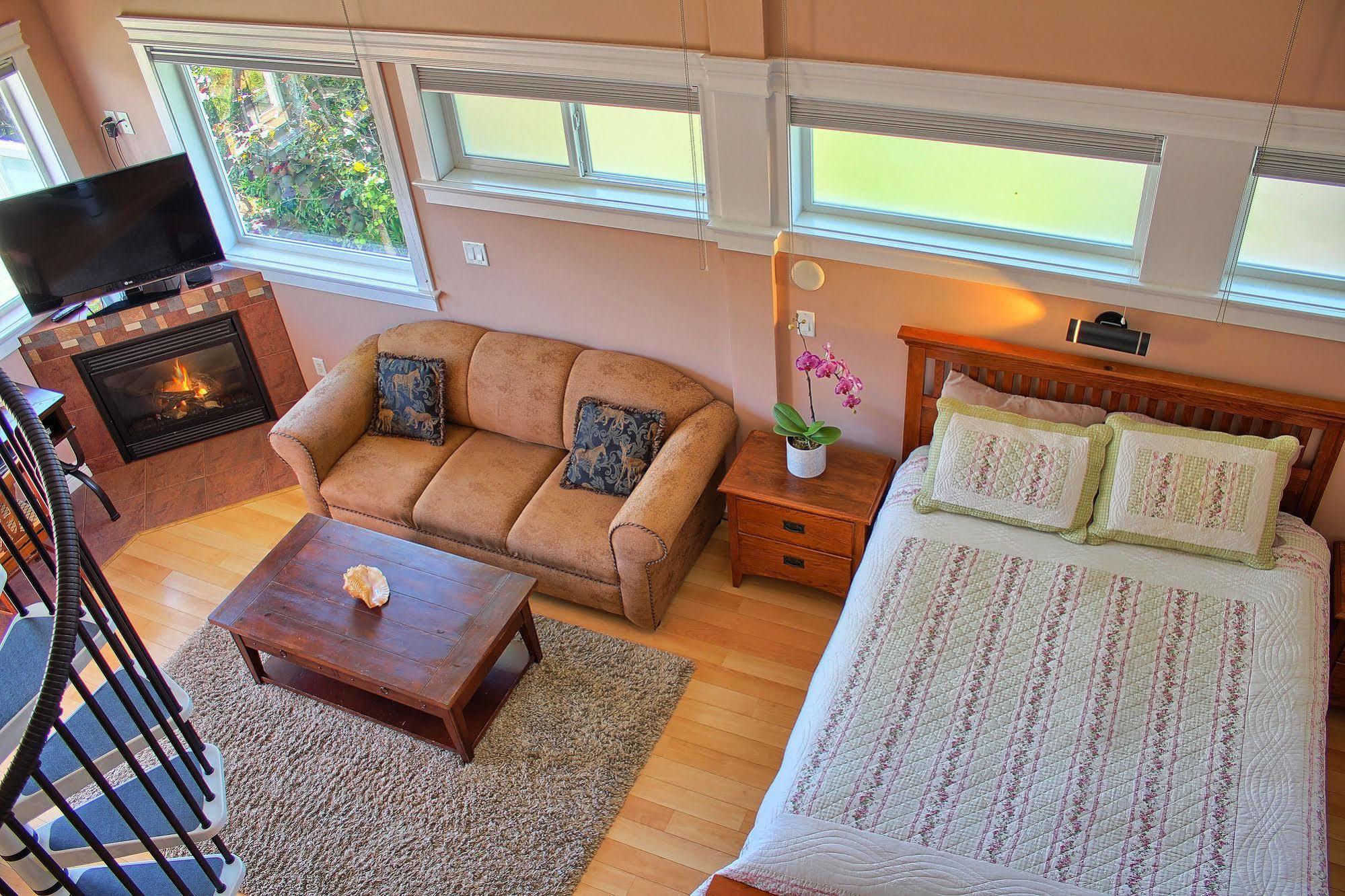 Birds Of A Feather Victoria Oceanfront Studio Suites Colwood Esterno foto