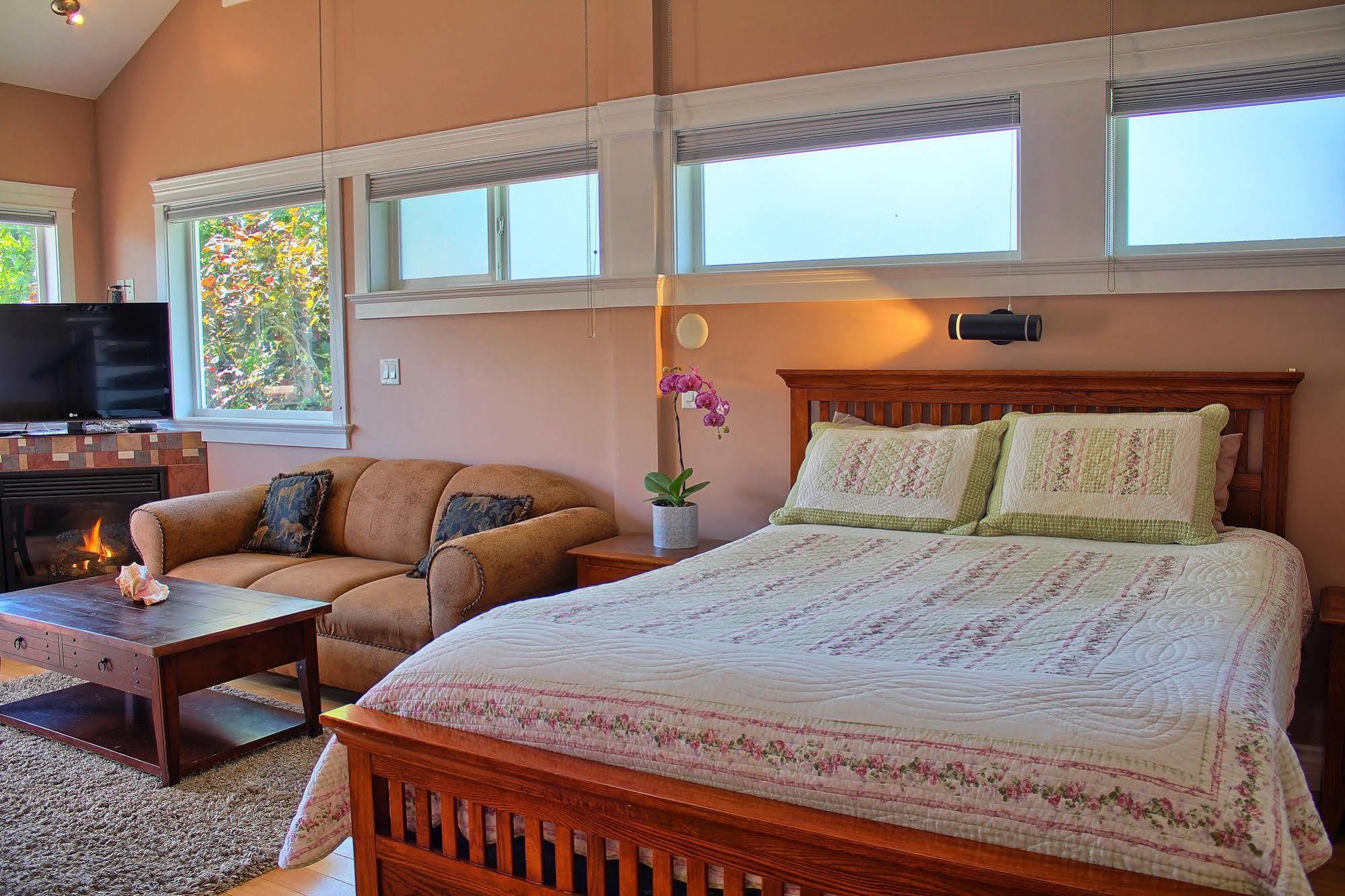 Birds Of A Feather Victoria Oceanfront Studio Suites Colwood Esterno foto