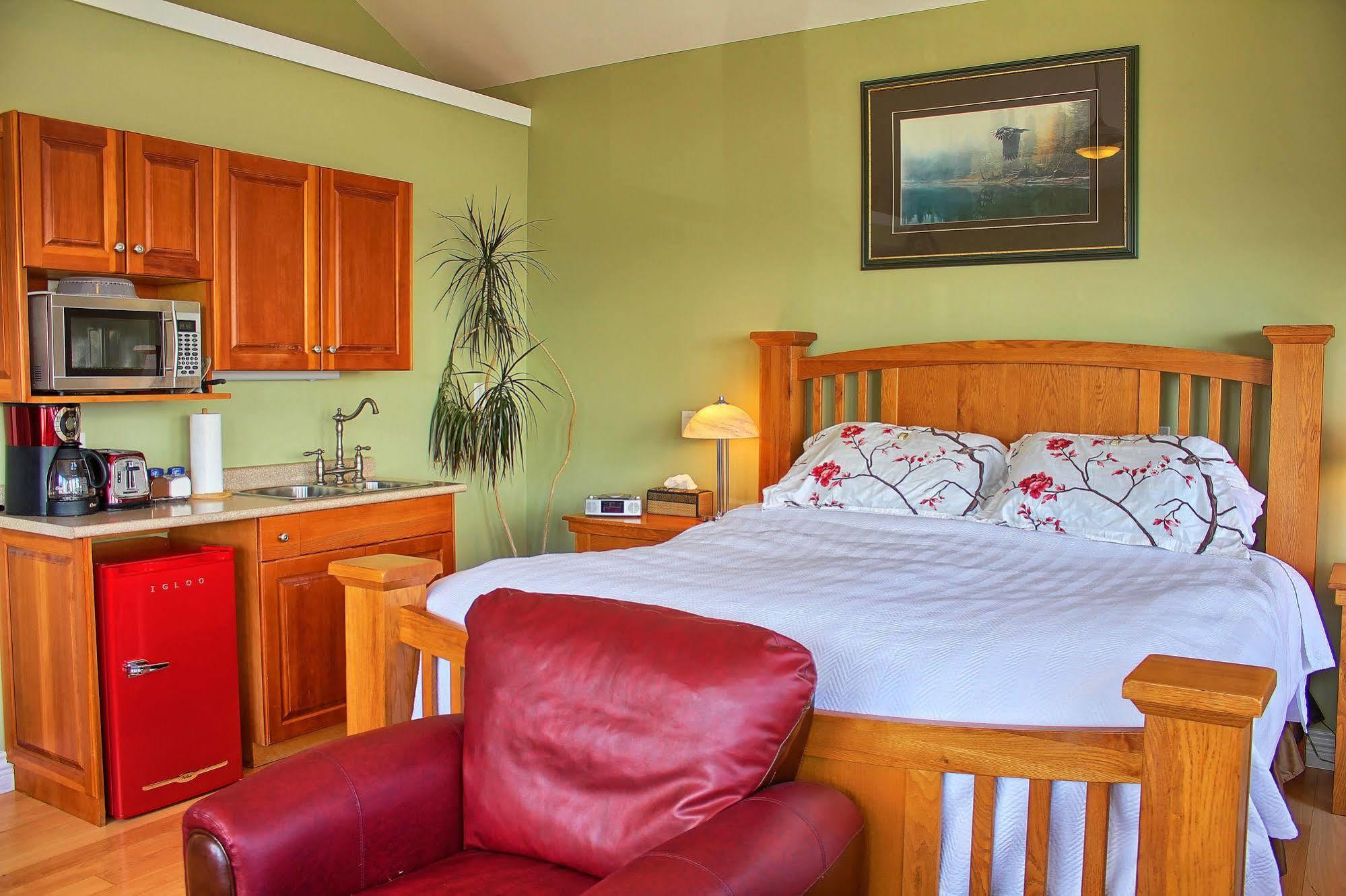 Birds Of A Feather Victoria Oceanfront Studio Suites Colwood Esterno foto